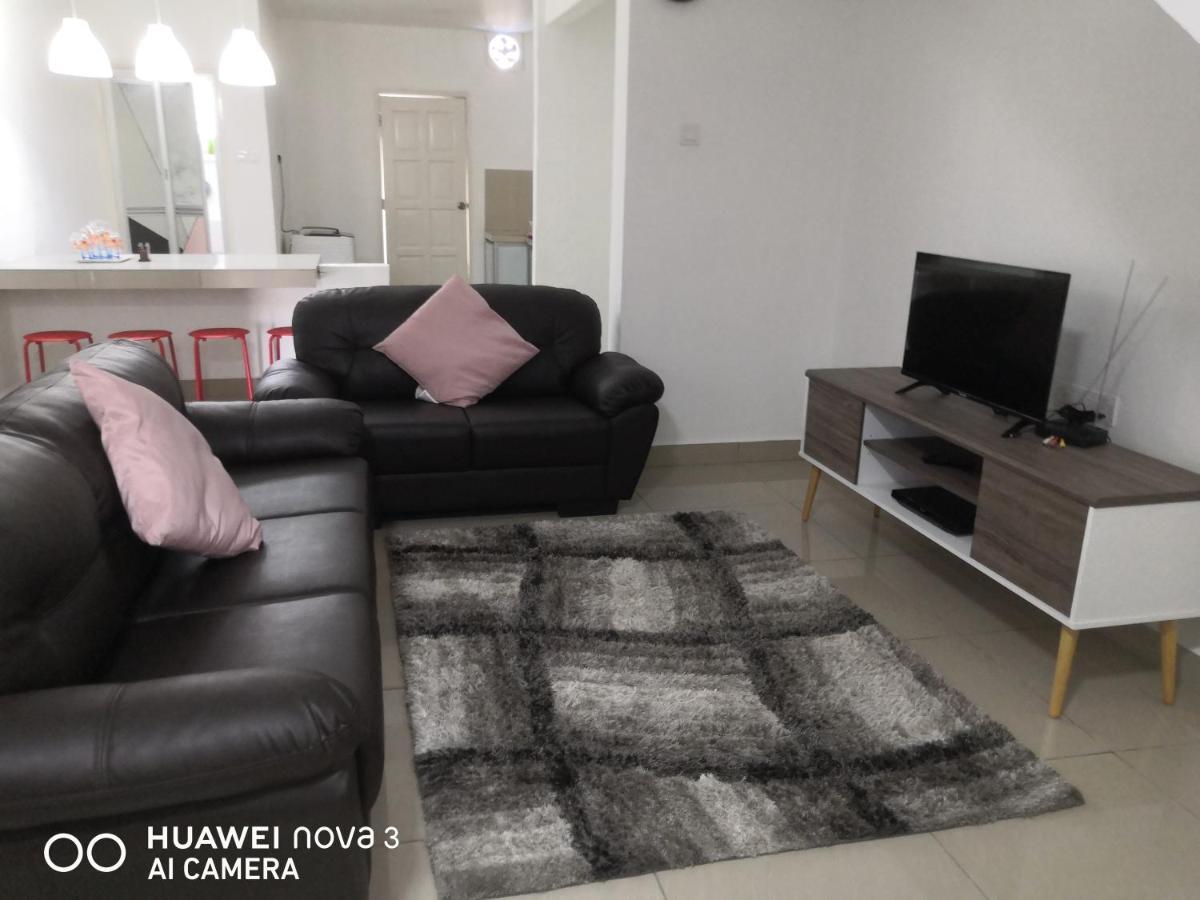 Abah 2 Room Homestay Pasir Gudang Exterior foto